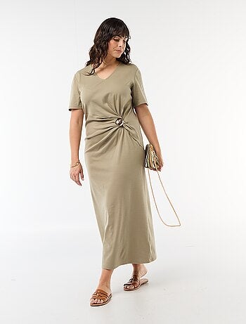 Robe longue plissé avec bijou doré