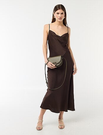 Robe longue satinée à fines bretelles