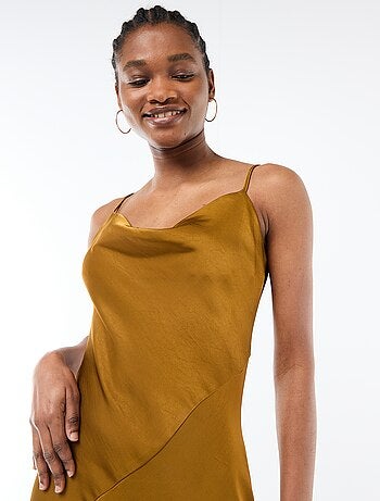 Robe longue satinée à fines bretelles