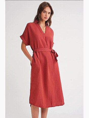 Robe mi-longue à col en v et détails accessoires mixray