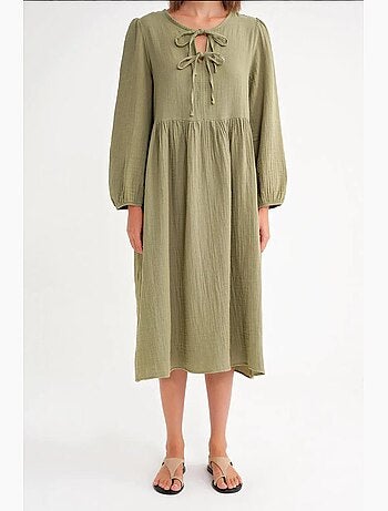 Robe mi-longue ample à col en v et fermeture à nouer mixray