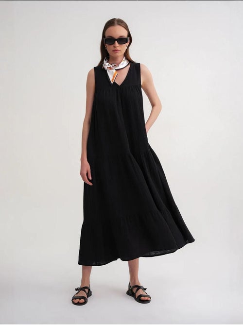 Robe mi-longue en mousseline sans manches à col en v et poches mixray - Kiabi Robe mi-longue en mousseline sans manches à col en v et poches mixray - Kiabi