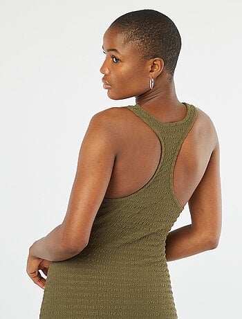 Robe midi matière stretch et gaufrée avec emmanchures américaines