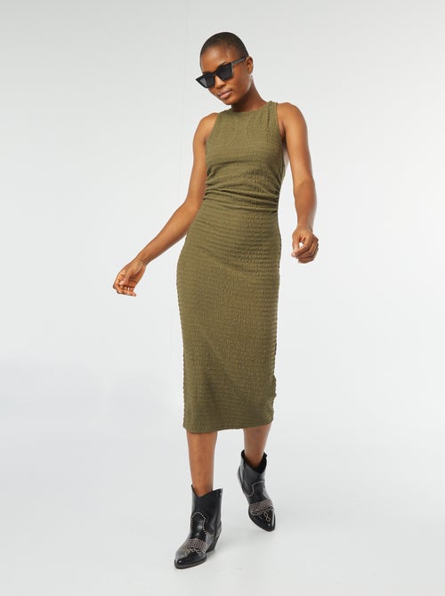 Robe midi matière stretch et gaufrée avec emmanchures américaines - Kiabi