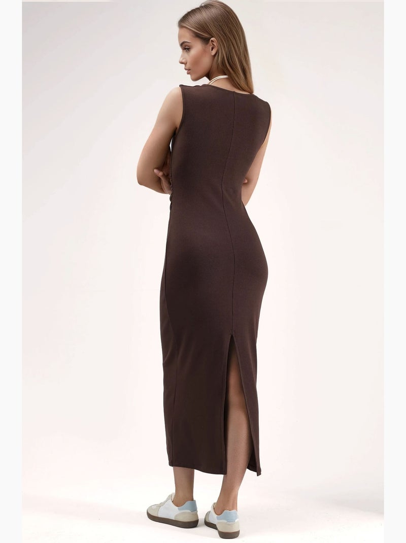 Robe midi moulante à col carré et fente hiccup Marron foncé - Kiabi