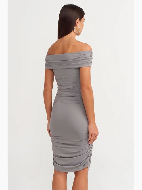 Robe midi moulante à épaules dénudées dilvin - Kiabi Robe midi moulante à épaules dénudées dilvin - Kiabi