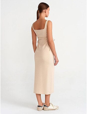 Robe midi moulante sans manches avec découpe dilvin