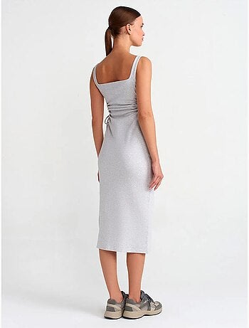 Robe midi moulante sans manches avec découpe dilvin