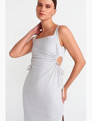 Robe midi moulante sans manches avec découpe dilvin