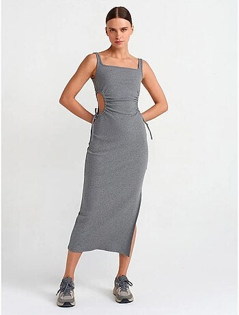 Robe midi moulante sans manches avec découpe dilvin