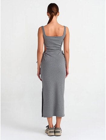 Robe midi moulante sans manches avec découpe dilvin