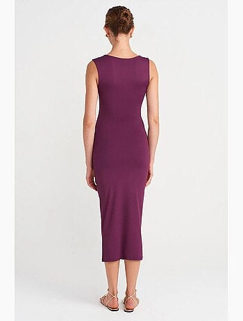 Robe midi moulante sans manches avec détail accessoire dilvin