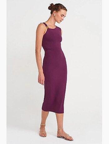 Robe midi moulante sans manches avec détail accessoire dilvin