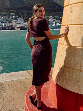 Robe midi unie ouverte au dos