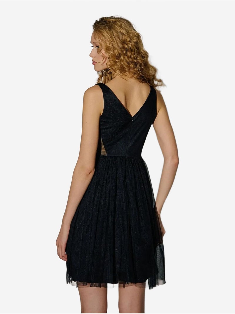 Robe patineuse courte en tulle à empiècements et col en V Noir - Kiabi
