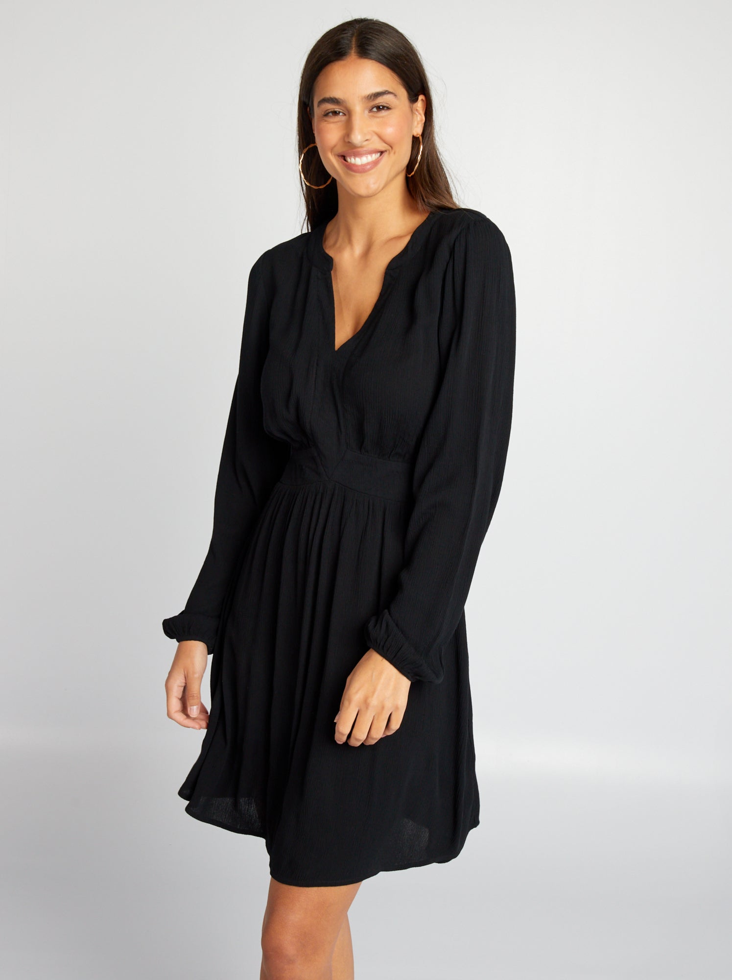 Robe noire plissée manche longue sale