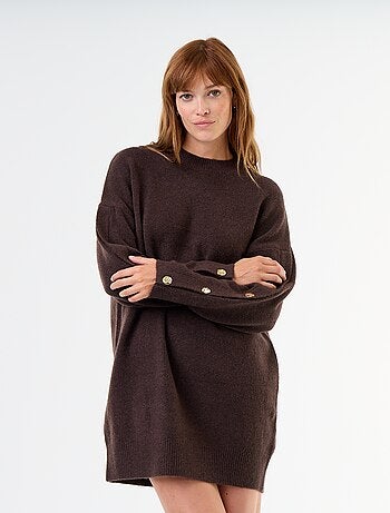 Robe pull avec boutons martelés