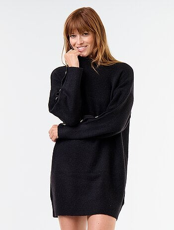Robe pull avec boutons martelés