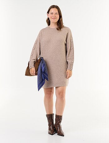 Robe pull en mail avec boutons fantaisie sur les manches