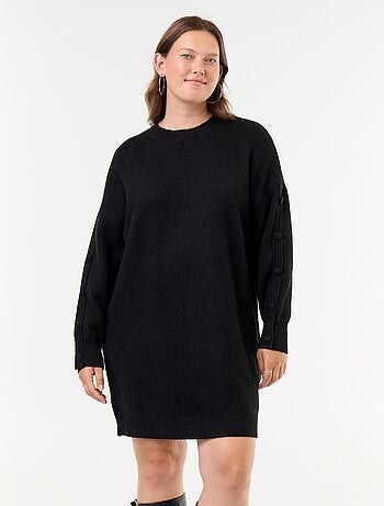 Robe pull en mail avec boutons fantaisie sur les manches