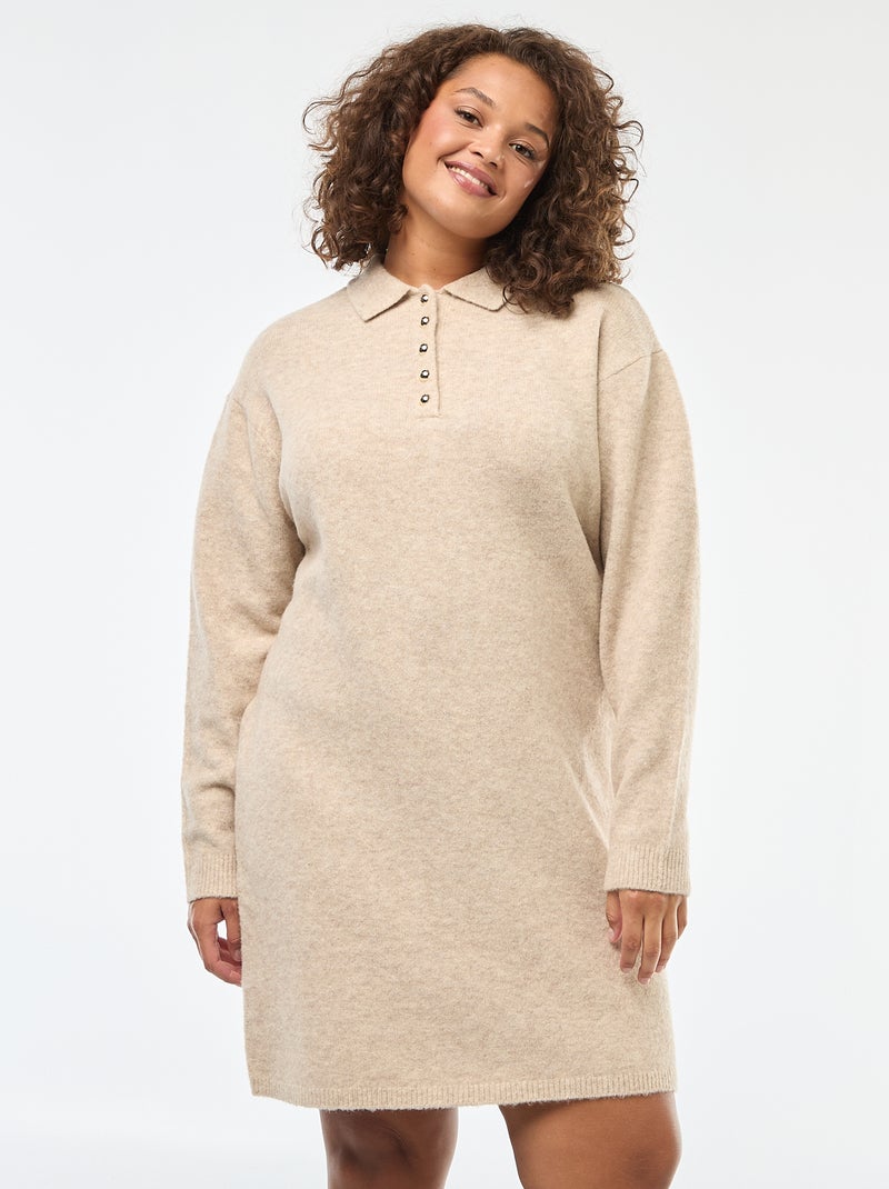 Robe pull en maille lourde avec boutons dorés au col Beige - Kiabi