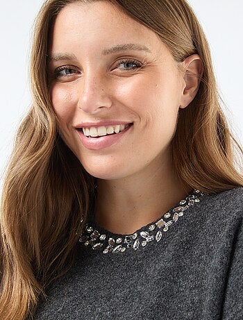 Robe pull en maille lourde avec strass au col