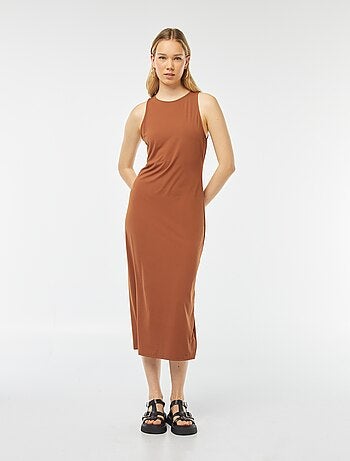 Robe sans manches coupe midi moulante