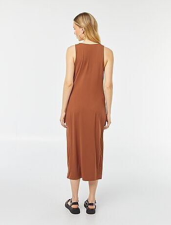 Robe sans manches coupe midi moulante