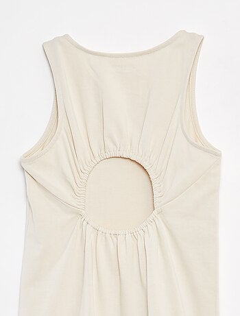 Robe sans manches ouverte dans le dos