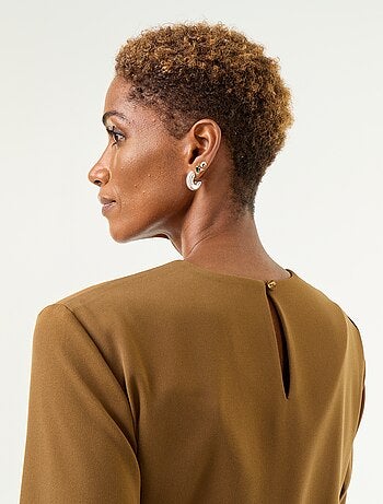 Robe unie avec détails dorés
