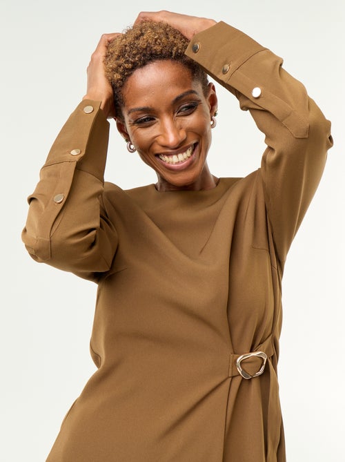 Robe unie avec détails dorés - Kiabi