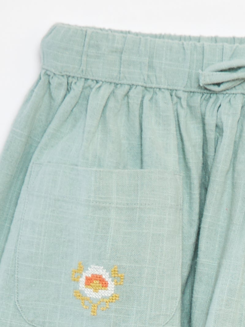 Rok van lichte stof met 2 opgestikte zakken met borduursel Groen - Kiabi