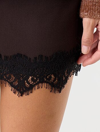 Rokshort met kant aan de onderkant