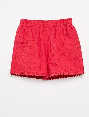 Rood short met broderie anglaise