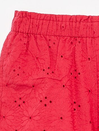 Rood short met broderie anglaise