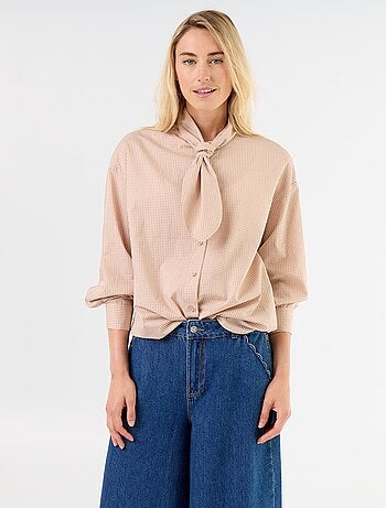 Ruimvallende blouse met lange mouwen en lavallièrekraag