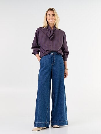 Ruimvallende blouse met lange mouwen en lavallièrekraag