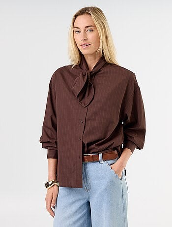Ruimvallende blouse met lange mouwen en lavallièrekraag