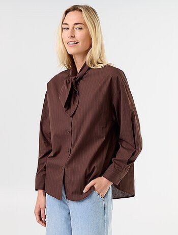 Ruimvallende blouse met lange mouwen en lavallièrekraag