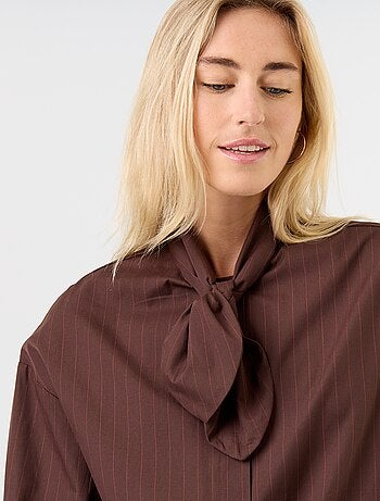 Ruimvallende blouse met lange mouwen en lavallièrekraag