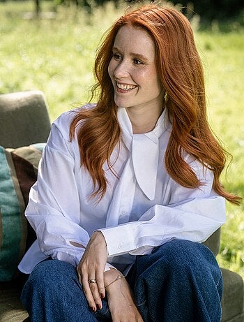 Ruimvallende blouse met lange mouwen en lavallièrekraag
