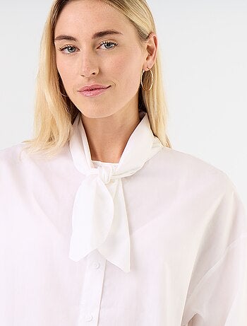 Ruimvallende blouse met lange mouwen en lavallièrekraag