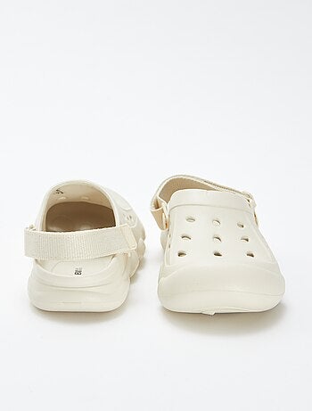 Sabots en plastique moulé