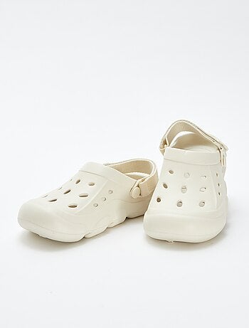 Sabots en plastique moulé