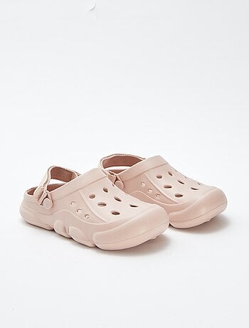 Sabots en plastique moulé