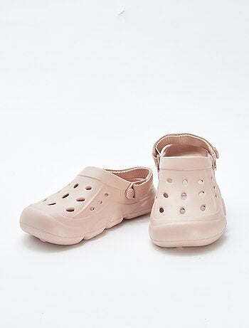 Sabots en plastique moulé