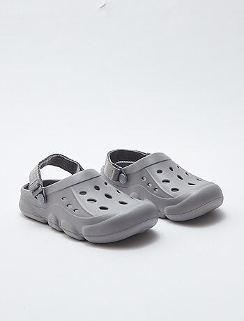 Sabots unis en plastique moulé