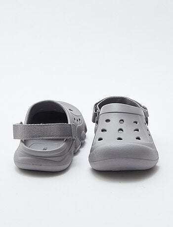 Sabots unis en plastique moulé