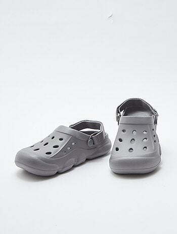 Sabots unis en plastique moulé