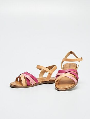Sandalen met gekruiste bandjes